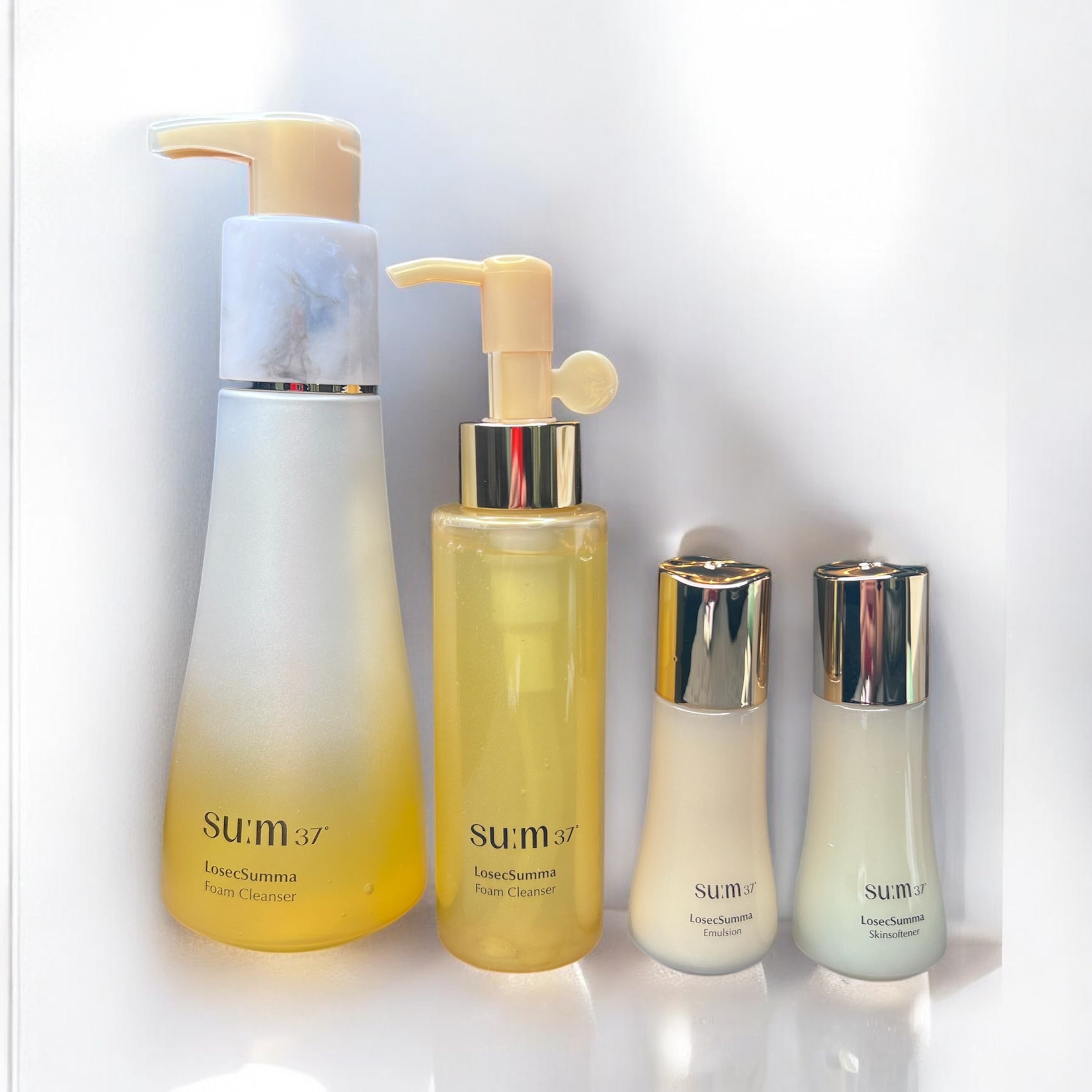 SU:M37 LosecSumma Foam Cleanser Special Set – Vandbaseret rens – Et luksuriøst rensekit, der forynger og dybderenser huden med en opdateret skumrens og toningprodukter beriget med guldpartikler.