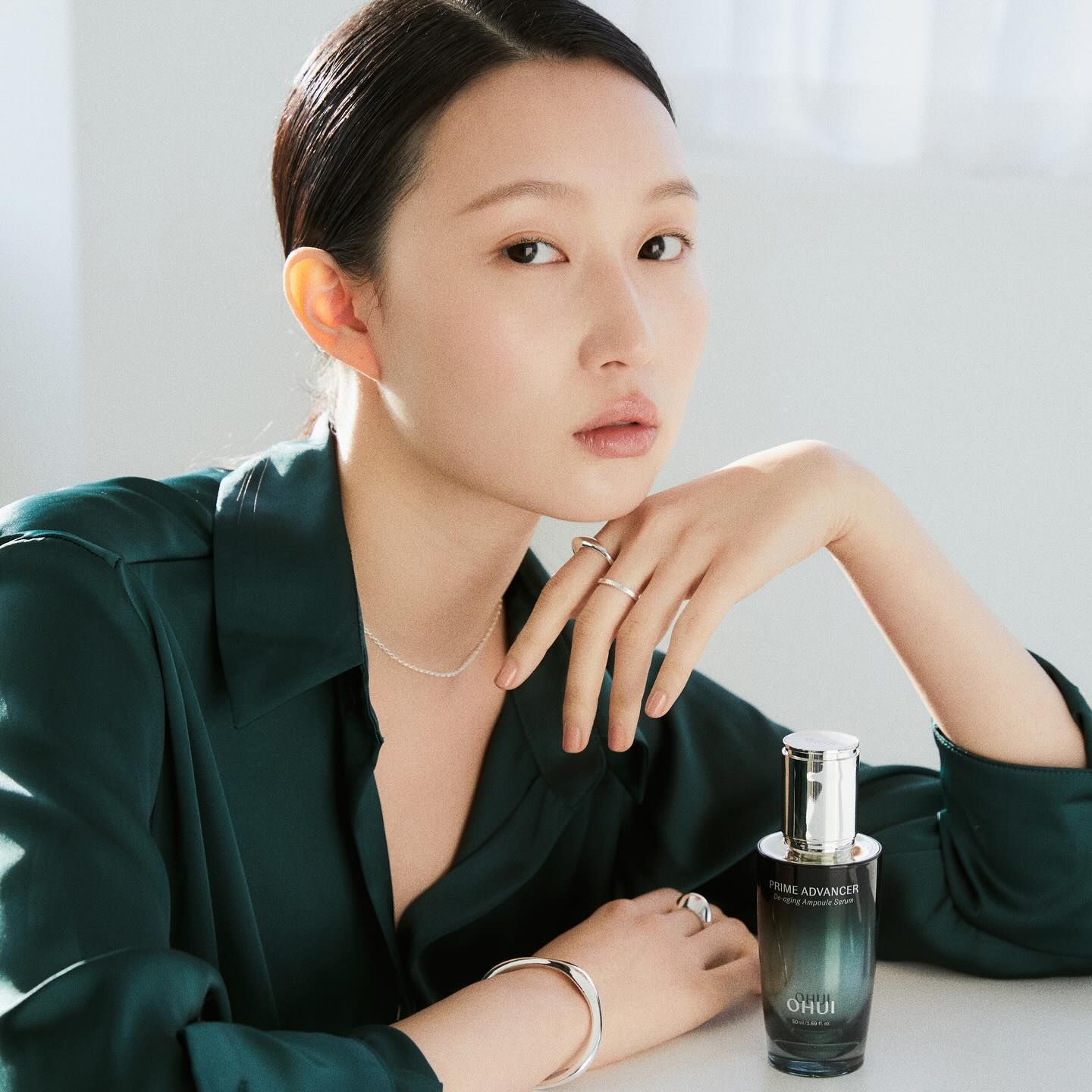 OHUI Prime Advancer Ampoule Serum Set (50 ml + 50 ml Refill), et anti-aging serum sæt, der fremmer en sundere hud ved at booste hudens fasthed og reducere tegn på aldring.