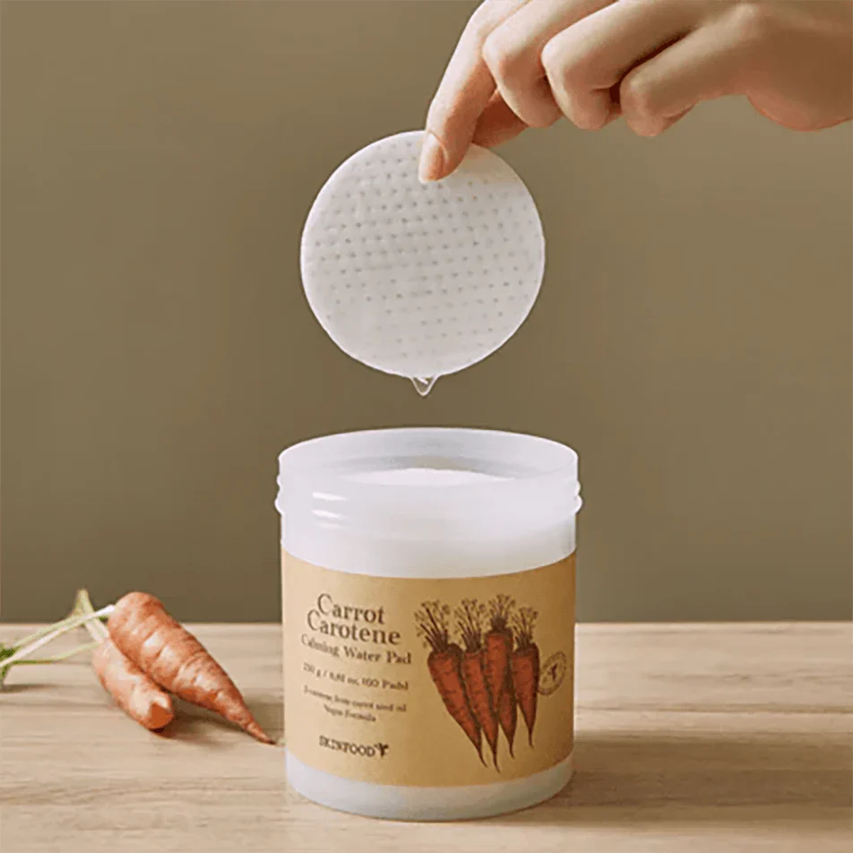 Skinfood Carrot Carotene Calming Water Pad 90 stk – ansigtspads i krukke, beriget med naturlige planteekstrakter, udviklet til at køle, berolige og give intensiv fugt til sensitiv eller stresset hud.