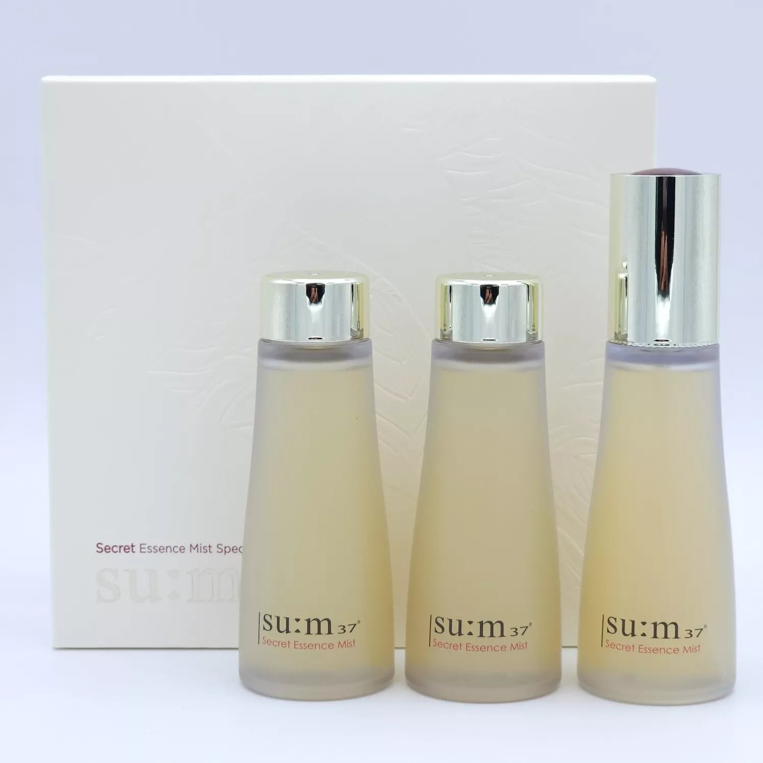 SU:M37 Secret Essence Mist Sæt 3 stk – sæt med fugtgivende ansigtsmists i elegante sprayflasker, beriget med Cytosis®, ferulinsyre og sheasmør, der tilfører fugt og giver huden en strålende glød.