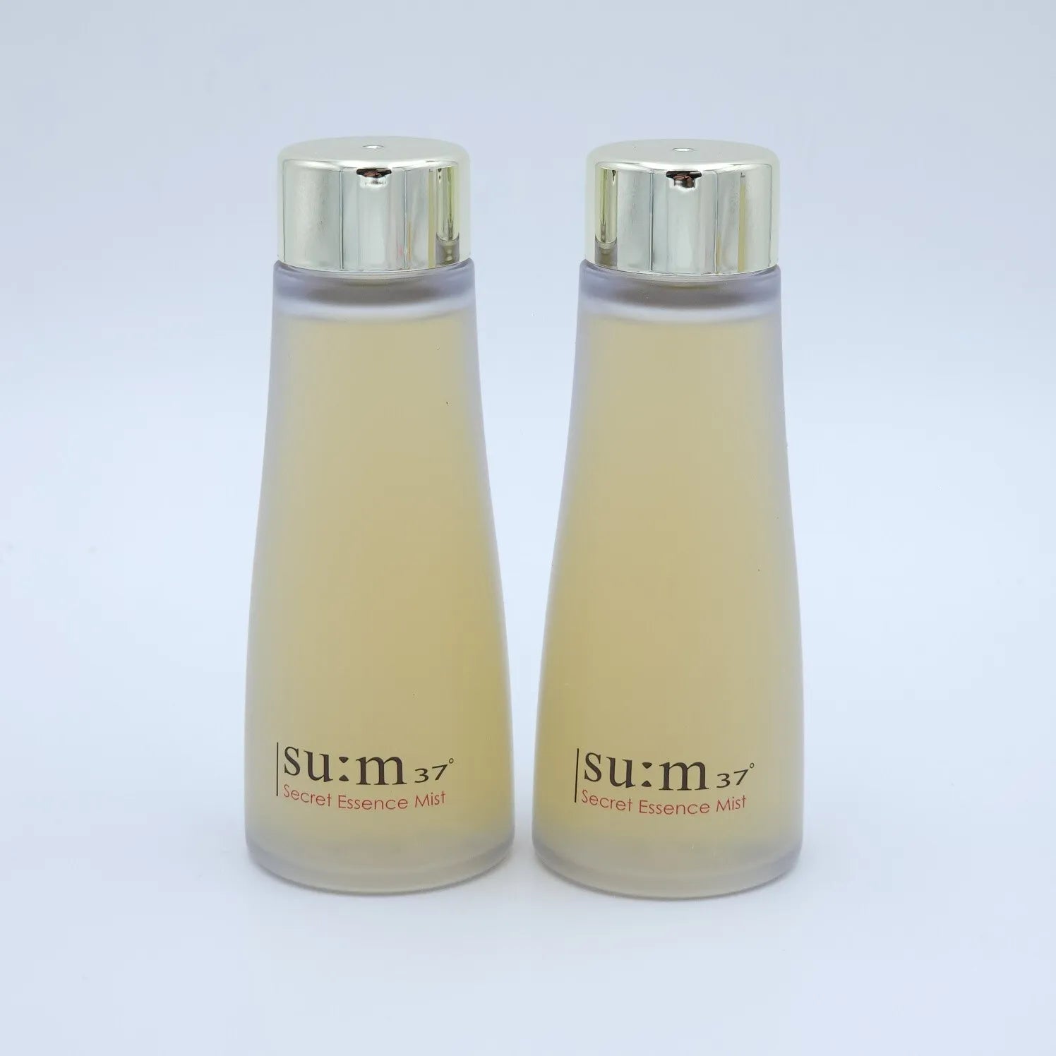 SU:M37 Secret Essence Mist Sæt 3 stk – praktisk sæt med fugtgivende ansigtsmist og refills, udviklet med fermenteringsingredienser og antioxidanter, der styrker hudens barriere og efterlader den smidig og strålende.