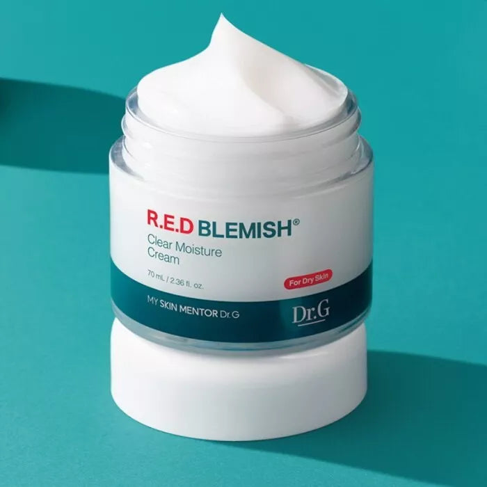 Dr.G R.E.D Blemish Clear Moisture Cream 70ml, en mild og beroligende creme designet til tør og sensitiv hud, som reducerer irritation og hjælper med at opretholde en sund hudbarriere.