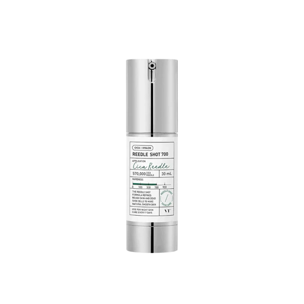 VT Cosmetics Reedle Shot 700 30 ml – intensiv koreansk serum i elegant flaske, indeholdende mikronåle og beroligende Cica, designet til at forny hudens tekstur, mindske porer og reducere fine linjer.