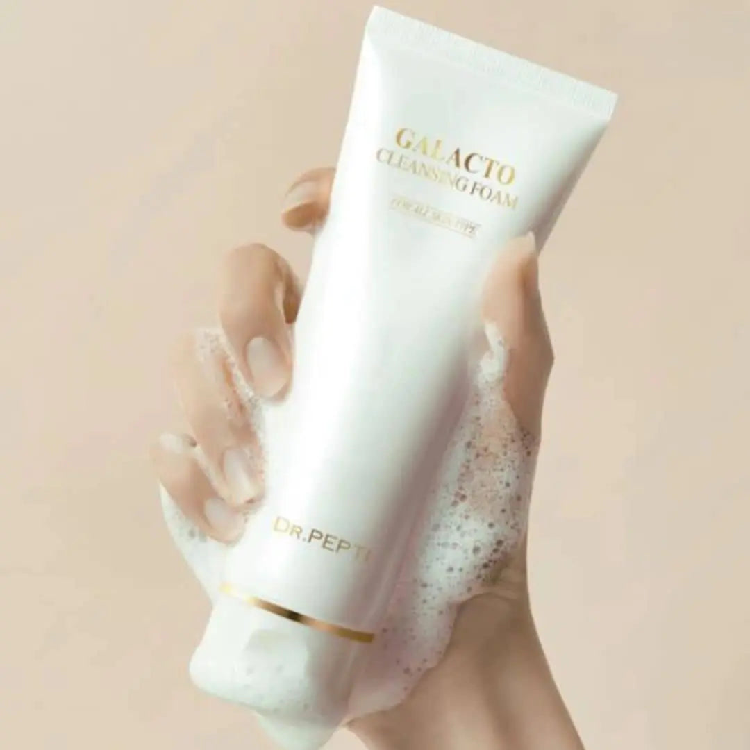 Dr. Pepti Galacto Cleansing Foam 110 ml – En stilren tube med skummende vandbaseret ansigtsrens, beriget med galactomyces-ferment, der renser i dybden, opfrisker og forbedrer hudens tekstur.


