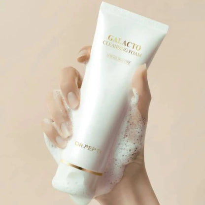 Dr. Pepti Galacto Cleansing Foam 110 ml – En stilren tube med skummende vandbaseret ansigtsrens, beriget med galactomyces-ferment, der renser i dybden, opfrisker og forbedrer hudens tekstur.

