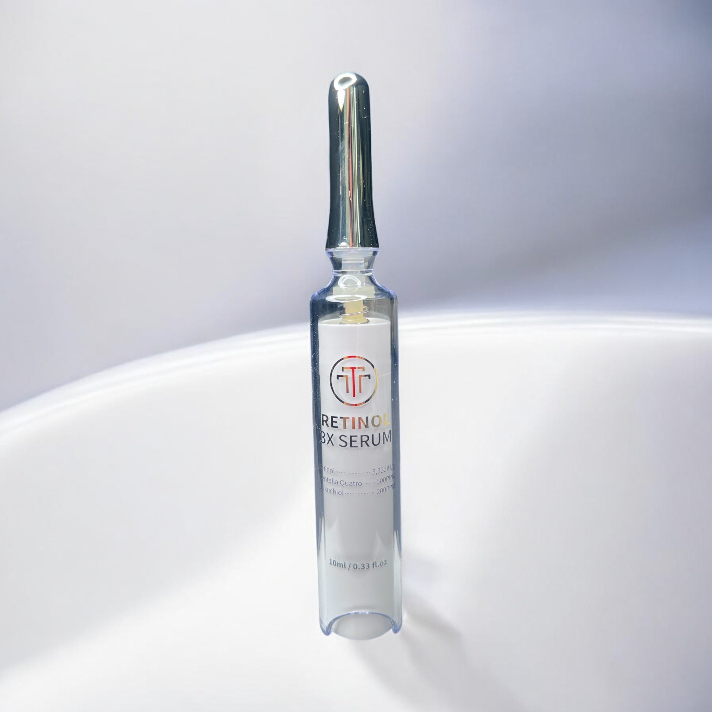Tom-tit-tot Retinol 3X Serum 10 ml, et potent anti-aging serum, der reducerer fine linjer og forbedrer hudens struktur med retinol og beroligende Centella Asiatica.