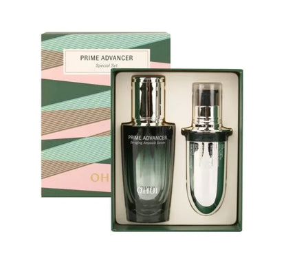 OHUI Prime Advancer Ampoule Serum Set (50 ml + 50 ml Refill), en intensiv serumbehandling, der forbedrer hudens udstråling og strammer huden med avancerede anti-aging ingredienser.
