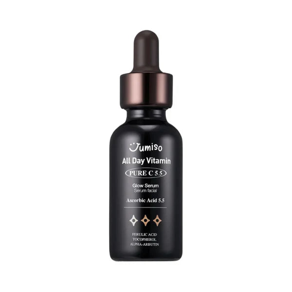 JUMISO All Day Vitamin Pure C 5.5 Glow Serum 30 ml – stilren glasflaske med lysnende serum, beriget med 5,5% ren C-vitamin, ferulinsyre og alpha-arbutin, der reducerer mørke pletter og giver huden en strålende glød.