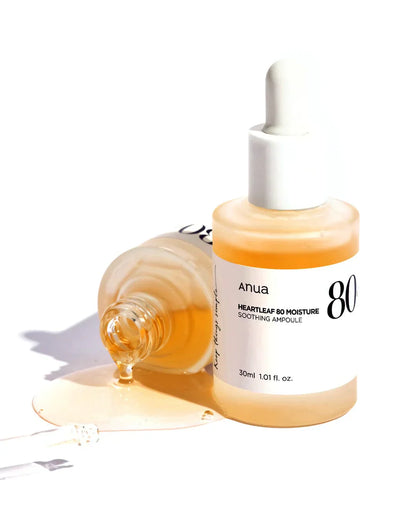 Anua Heartleaf 80% Ampoule 30 ml – elegant glasflaske med beroligende ampul, indeholdende 80% kamæleonblad-ekstrakt, der lindrer rødme, styrker hudbarrieren og tilfører dyb fugt.