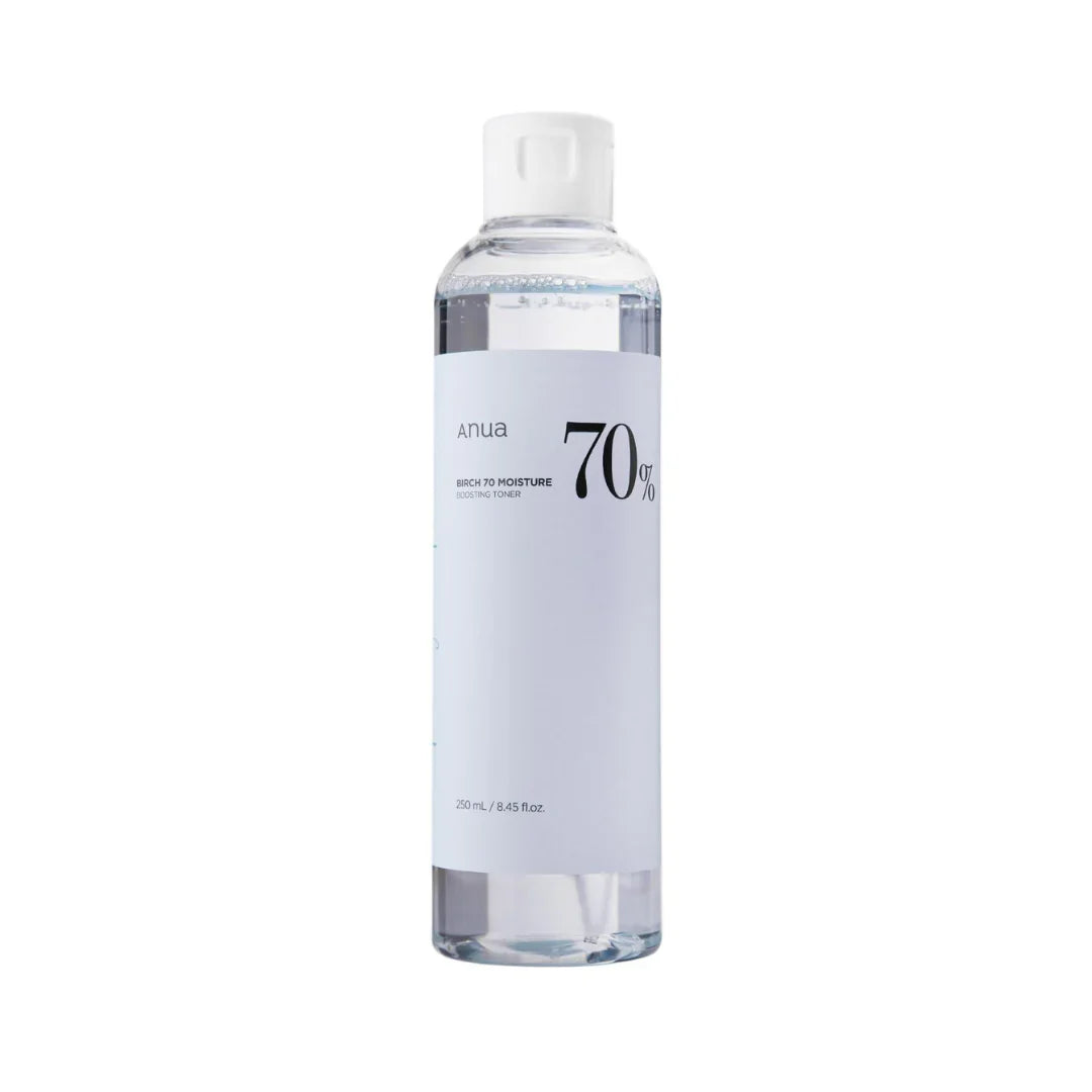 Anua Birch Moisture Boosting Toner 250 ml – stilren flaske med fugtgivende toner, beriget med 70% japansk hvid birkesaft og ti typer hyaluronsyre, der tilfører intens fugt og styrker hudbarrieren.