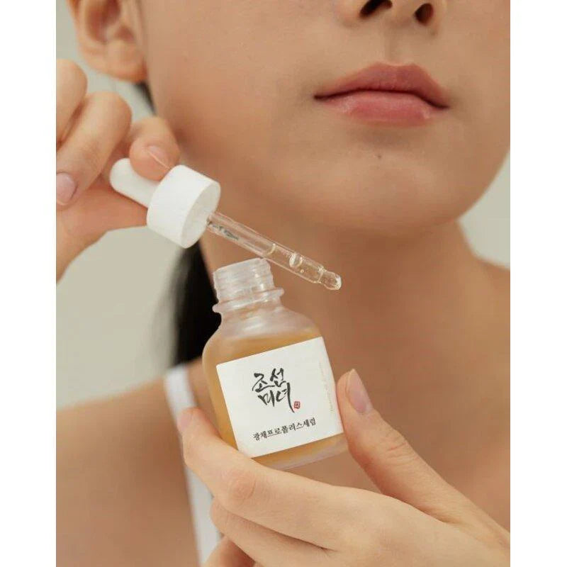 Beauty of Joseon Glow Serum Propolis + Niacinamide 30 ml – reparerende serum med antibakterielle egenskaber, formuleret med 60% propolis og 2% niacinamid, der hjælper mod urenheder og efterlader huden jævn og frisk.
