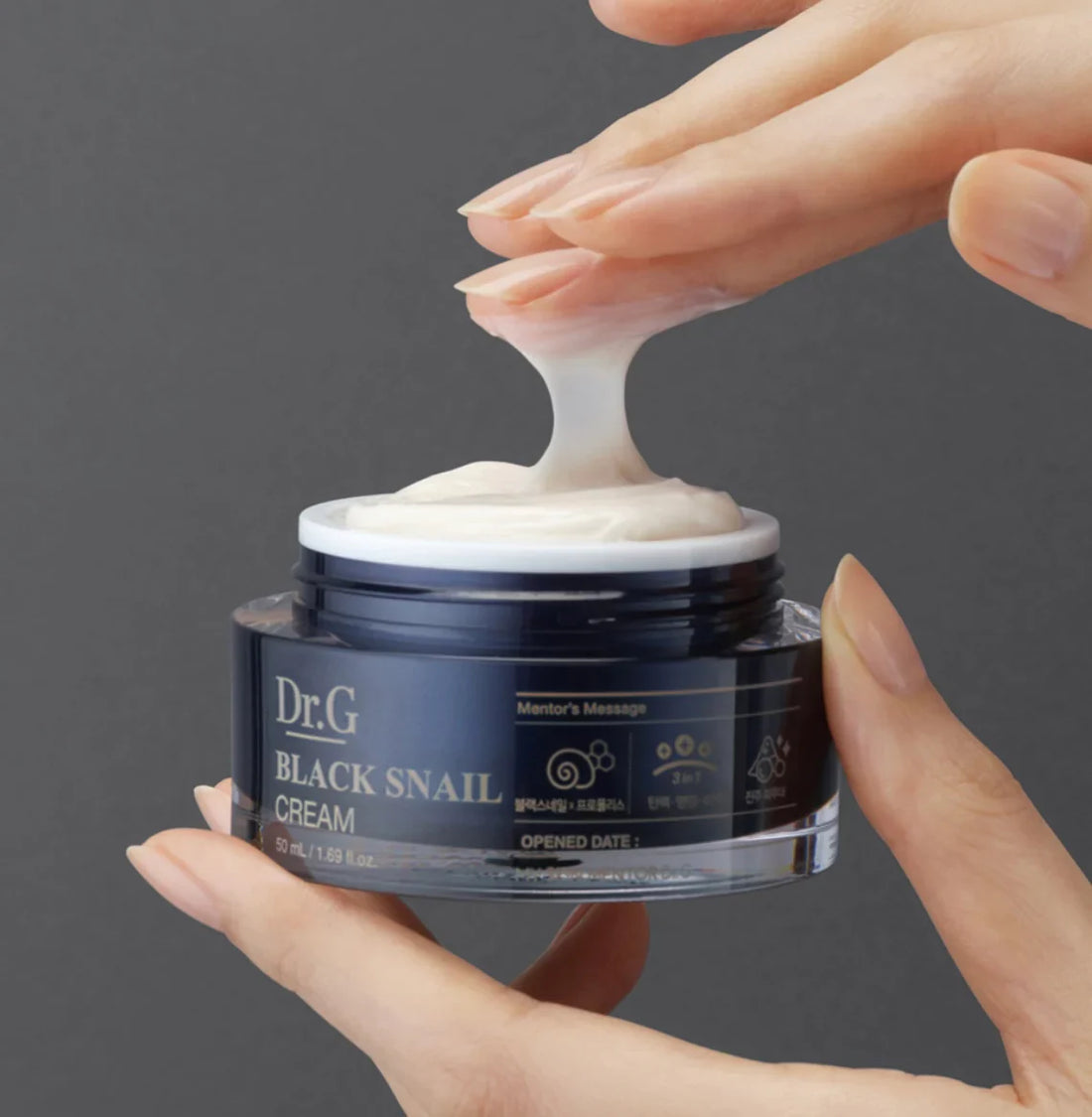 Dr. G Black Snail Cream 50 ml – luksuriøs anti-aging creme i stilren emballage, formuleret med sneglemucin og antioxidanter, der reparerer huden og giver en glat, ungdommelig glød.