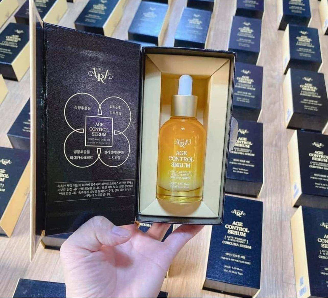 Jeeara Age Control Serum 50 ml – hududjævnende serum i stilfuld emballage, formuleret med naturlige ingredienser, der beskytter mod miljøskader, mindsker rødme og styrker hudbarrieren.