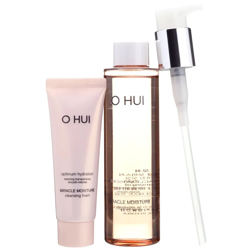 OHUI Miracle Moisture Cleansing Oil &amp; Cleansing Foam Special Set – Luksuriøst rensesæt med mild oliebaseret renseolie (150 ml) og skånsom vandbaseret rensefoam (40 ml), beriget med olivenolie og Chiffon Ceramide™, der fjerner makeup og urenheder, samtidig med at fugter og styrker hudbarrieren.

