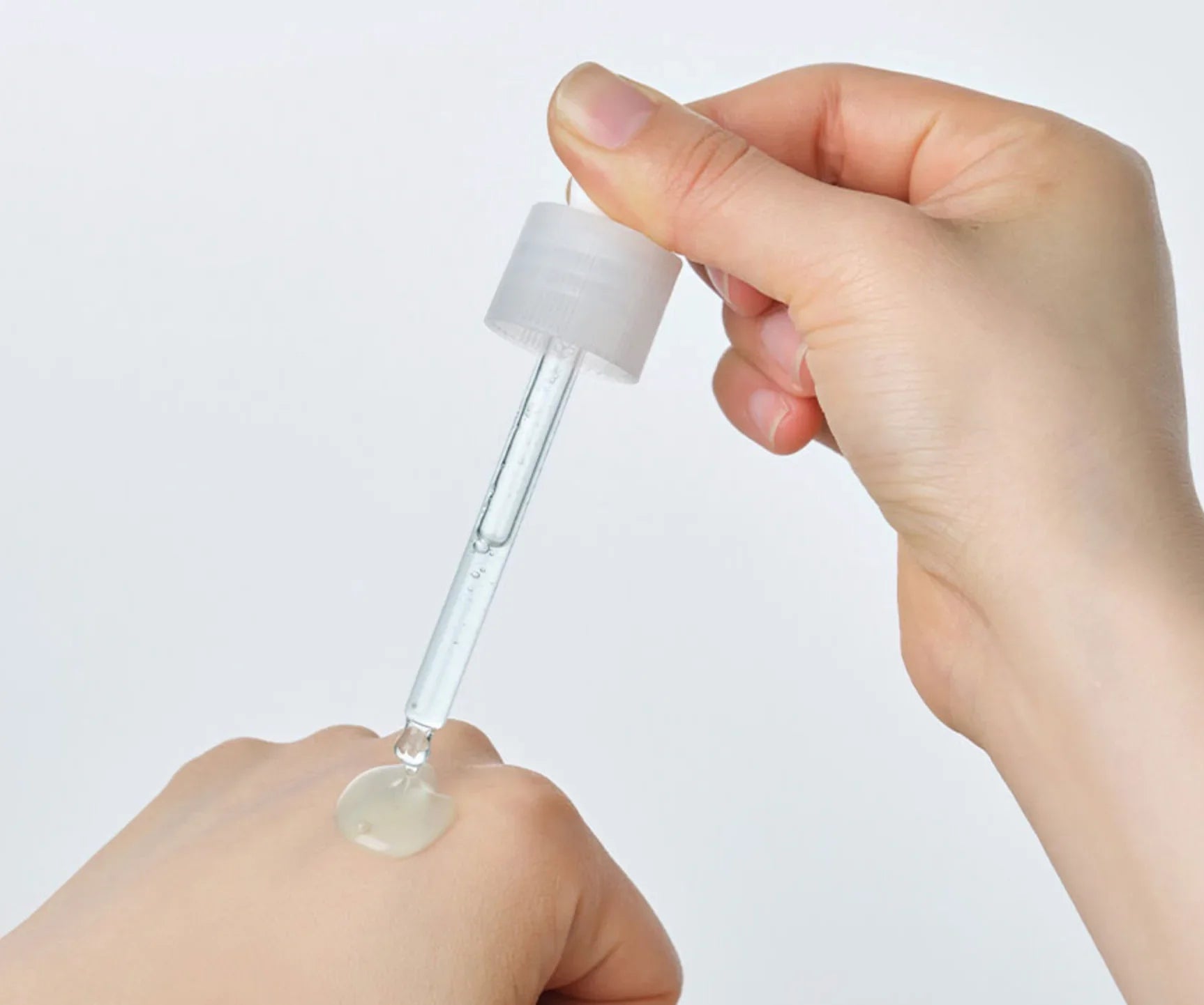 Torriden Dive-In Low Molecular Hyaluronic Acid Serum 50 ml – fugtboostende serum i dråbeflaske, udviklet til at genopbygge hudens fugtbalance, reducere tørhed og give en smidig og frisk hud.