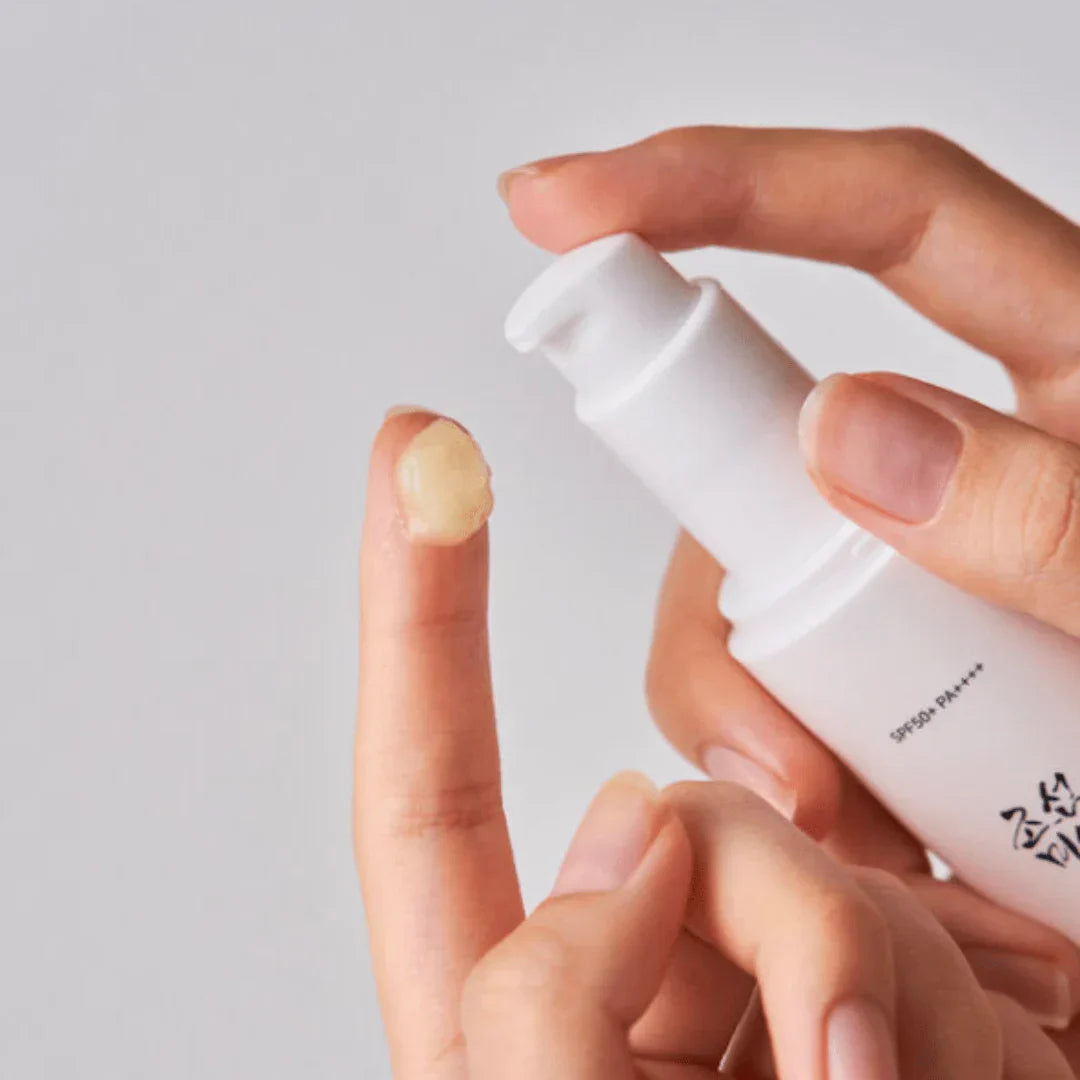 Beauty of Joseon Ginseng Sun Serum SPF50+ PA++++ 50 ml – fugtgivende solbeskyttelse i elegant emballage, udviklet til at give høj solbeskyttelse samtidig med at nære og lysne huden.