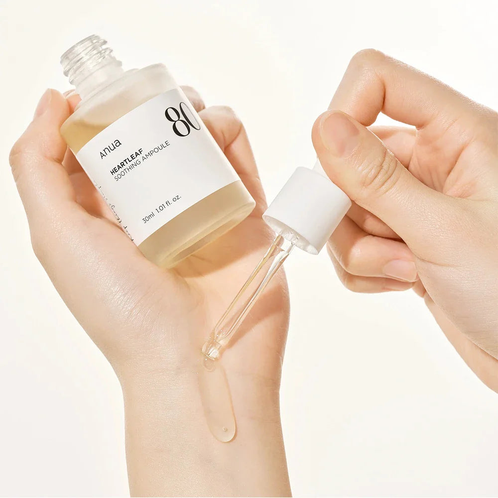 Anua Heartleaf 80% Ampoule 30 ml – let absorberende serum i dråbeflaske, formuleret med antiinflammatoriske ingredienser og hyaluronsyre, der beroliger sensitiv hud og giver en sund glød.