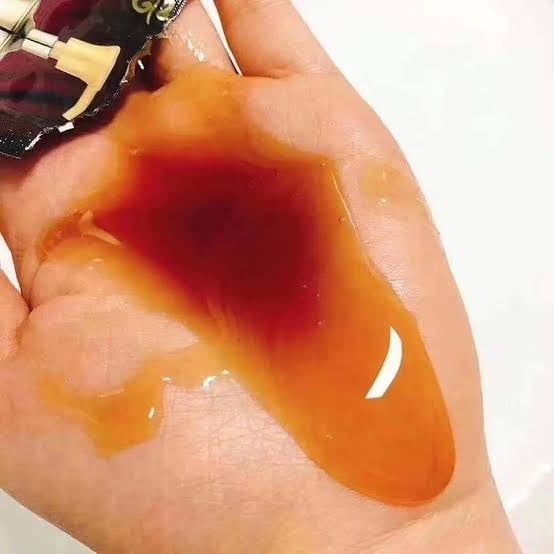 The History of Whoo Whoospa Essence Shampoo 350ml – stilfuld flaske med eksklusiv koreansk shampoo, der indeholder nærende urteekstrakter og fugtgivende ingredienser, renser blidt og efterlader håret sundt, blødt og skinnende.
