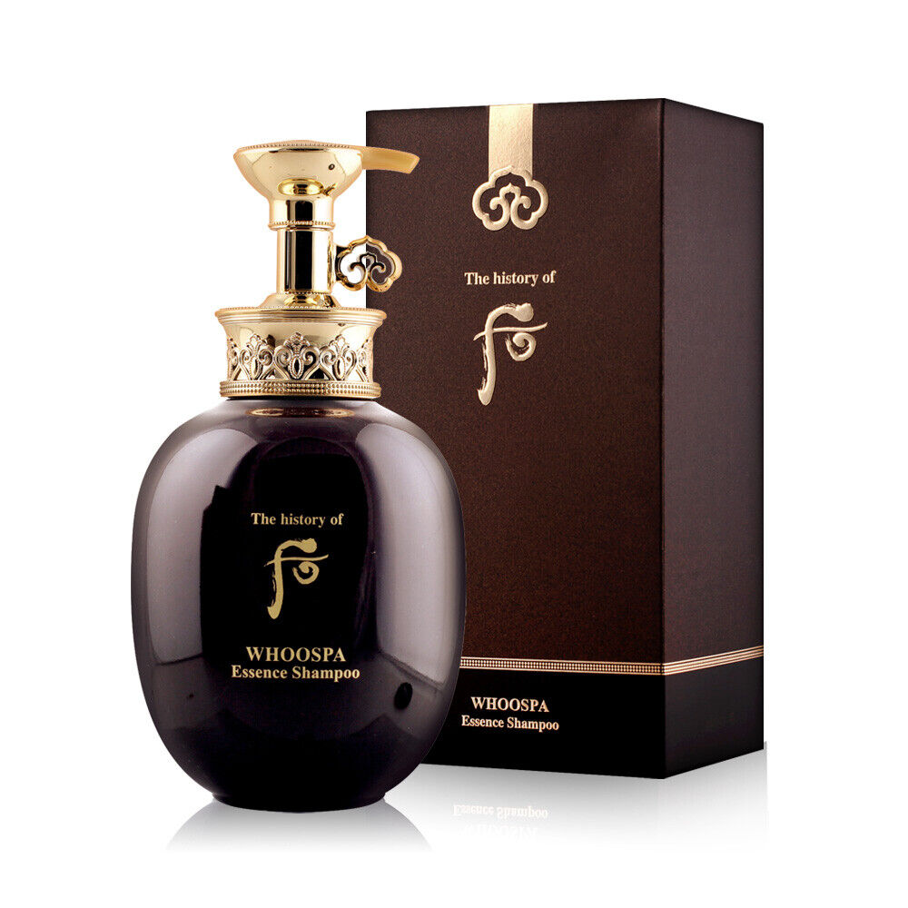 The History of Whoo Whoospa Essence Shampoo 350ml – elegant flaske med luksuriøs koreansk shampoo, beriget med urter og naturlige ingredienser, der renser skånsomt, nærer hovedbunden og efterlader håret glansfuldt og velplejet.
