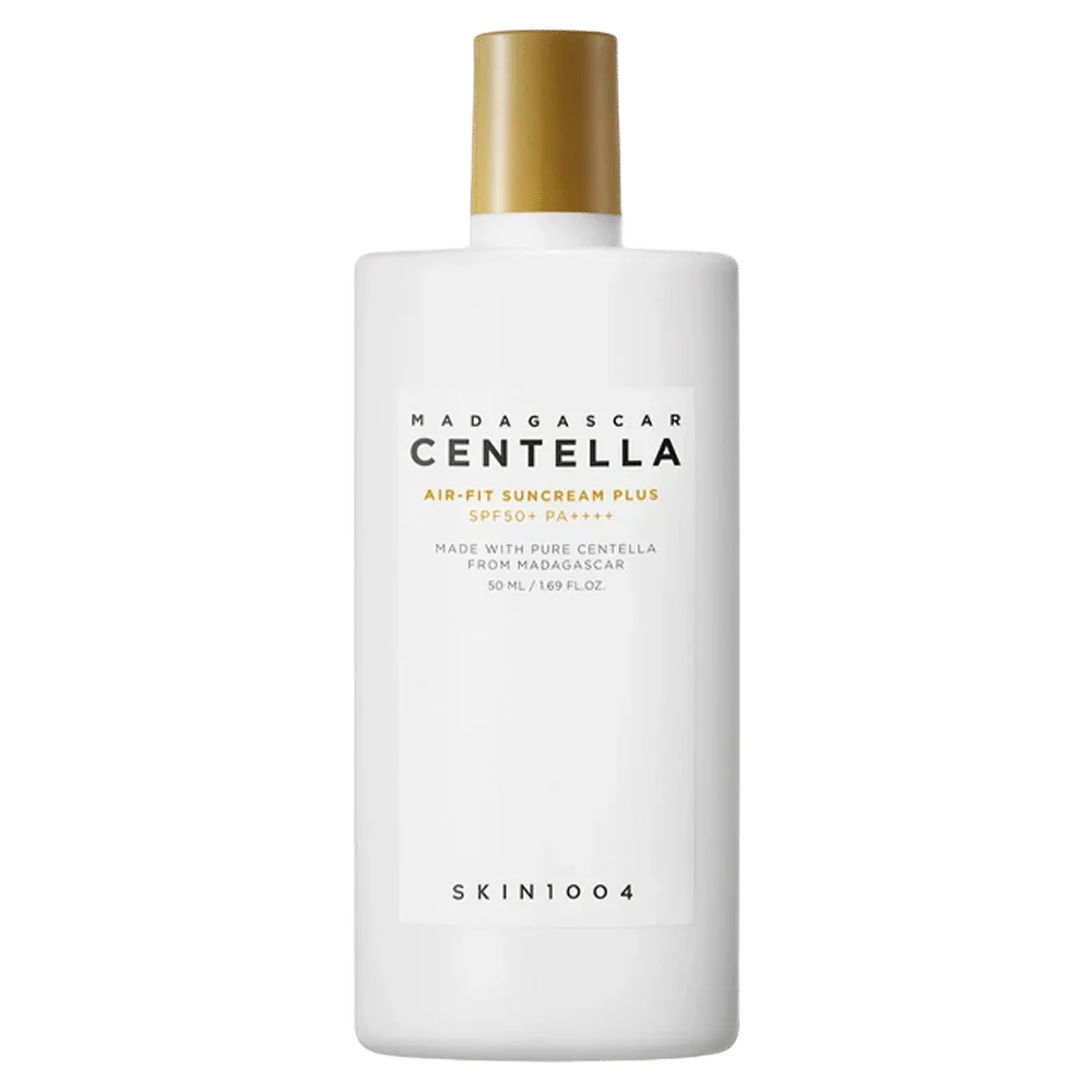 SKIN1004 Madagascar Centella Air-Fit Suncream Plus SPF50+ PA++++ 50 ml – stilren tube med let og beroligende solcreme, beriget med Centella Asiatica, der beskytter mod UVA- og UVB-stråler, samtidig med at berolige sensitiv hud.
