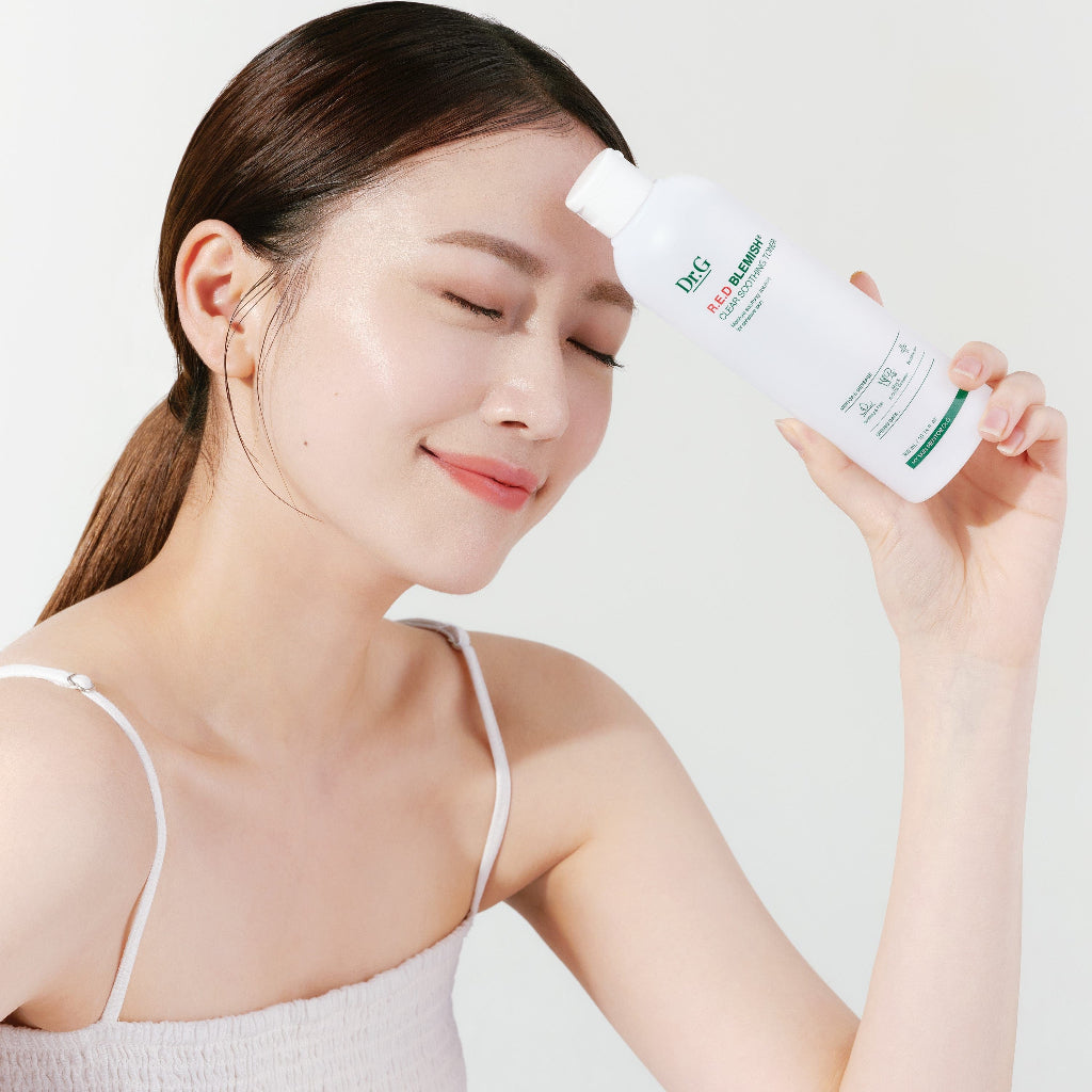 Dr.G R.E.D Blemish Clear Soothing Toner 300 ml, en skånsom toner designet til sensitiv hud, som forbereder huden til de næste trin i hudplejerutinen og styrker hudens barriere.